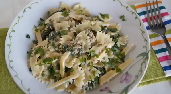 Makaron farfalle z tuńczykiem, szpinakiem i natką pietruszki w kremowym sosie.