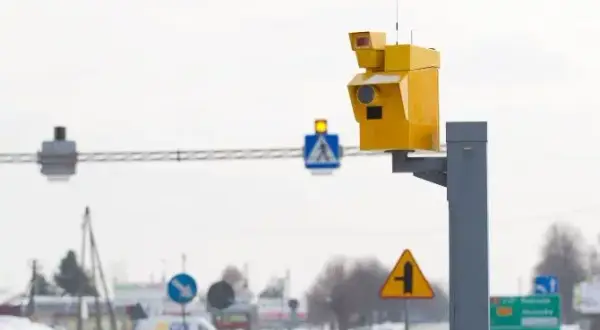 Pierwszy fotoradar w Polsce: kontrowersje i jego wpływ na bezpieczeństwo