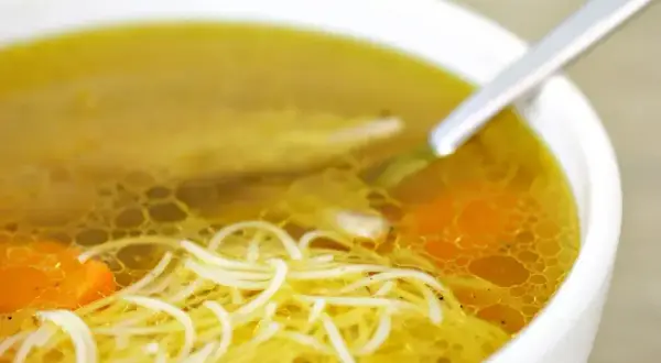 Ile kalorii ma rosół z makaronem? Sprawdź i jedz bez wyrzutów!