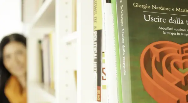 Libro "Uscire dalla trappola" di Nardone e Seleman, che tratta la terapia breve strategica e le sue controindicazioni.