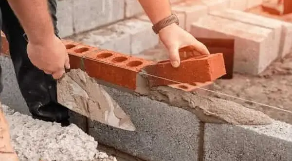 Ile wody do zaprawy murarskiej? Proporcje, błędy i wpływ na jakość muru