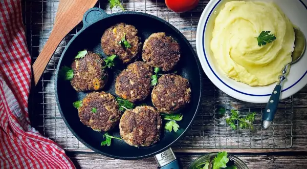 Herzhafte Frikadellen, frisch gebraten, serviert mit cremigem Kartoffelpüree. Ein klassisches Frikadellen Rezept für Genießer.