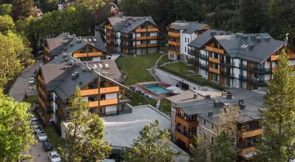 Nowoczesne apartamenty i basen w otoczeniu zieleni. Idealne miejsce na wypoczynek w Tremonti Ski & Bike Resort.
