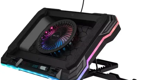 Czarna podkładka pod laptopa z wentylatorem i kolorowym podświetleniem RGB. Idealna do chłodzenia sprzętu podczas grania.