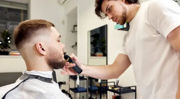 Ile zarabia barber w Polsce? Zarobki pracownika i właściciela