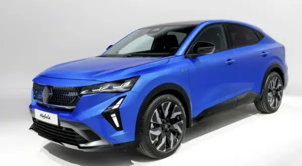 Niebieski Renault Rafale, SUV coupe, prezentuje swoje dynamiczne linie i sportowy charakter. Poznaj jego wymiary i możliwości.