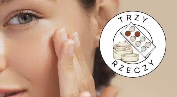 Delikatna, nawilżona skóra z efektem dewy skin, muśnięta palcami. Obok logo "Trzy Rzeczy" z kosmetykami.