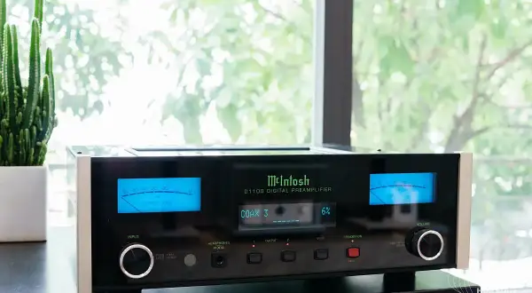 McIntosh D1100 to cyfrowy przedwzmacniacz, który wzmacnia sygnał audio.