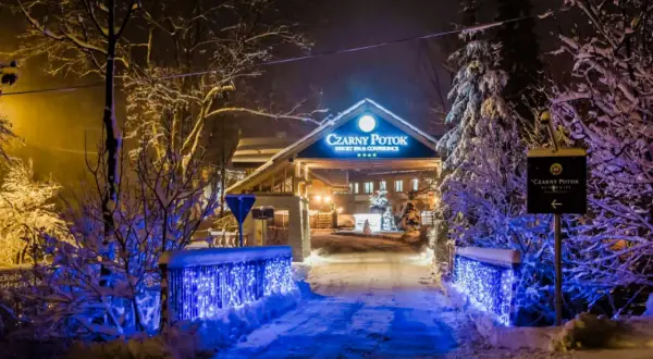Zimowy, ośnieżony Czarny Potok Resort zaprasza na święta. Idealne miejsce, gdzie pojechać na święta bożego narodzenia w Polsce.