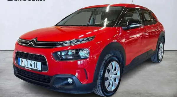 Röd Citroën C4, perfekt för en begagnad bil-test. Denna bil från Bilia Outlet ser ut att vara i toppskick.