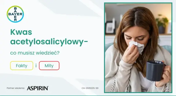Kobieta z kubkiem w dłoni wydmuchuje nos w chusteczkę.