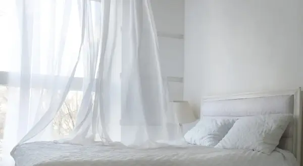 Lekkie, zwiewne firany z materiału, który nie wymaga prasowania, tworzą romantyczną atmosferę w sypialni.