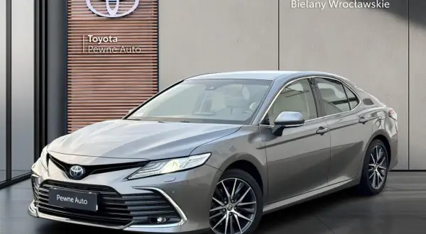 Szary sedan Toyota Camry 2021 z salonu Nowakowski Bielany Wrocławskie.
