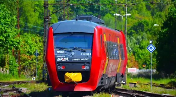 Czerwony pociąg SKPL "Marek" na torach, gotowy do podróży. Sprawdź pociąg zamość - kraków rozkład i wyrusz w drogę!