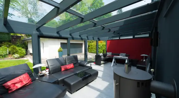 Moderne Wohnlandschaft mit Ledersofa und Kamin im Wintergarten. Tolle Ideen für Ihr Zuhause.