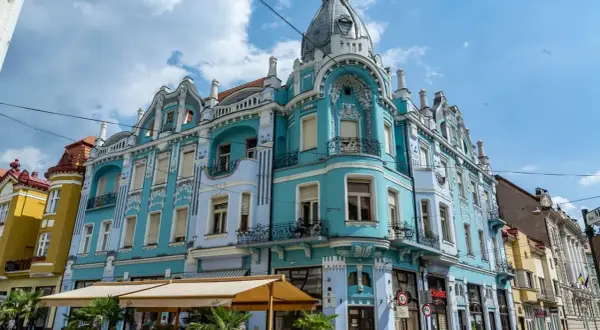 Piękne, błękitne kamienice w Oradea w Rumunii, z ozdobnymi fasadami i wieżyczką, przyciągają wzrok.