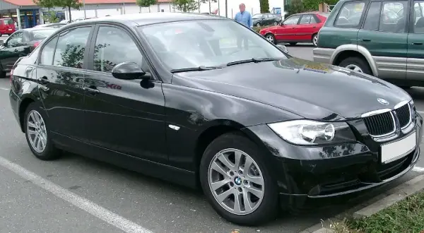 Ile pali BMW E90 2.0 benzyna? Sprawdź realne spalanie i oszczędzaj paliwo!