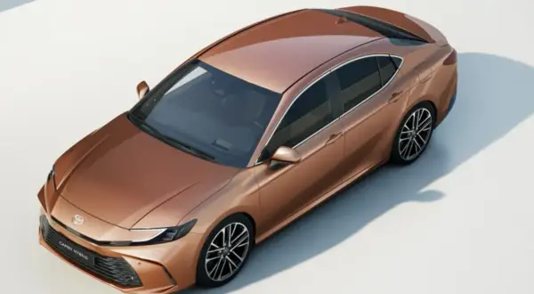 Nowy Toyota Camry 2025 cena: stylowy, miedziany sedan hybrydowy z nowoczesnym designem.