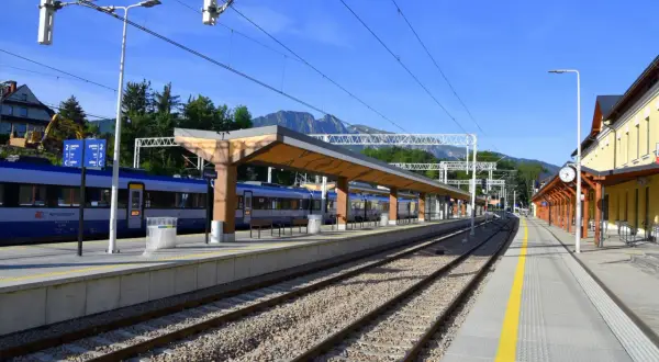 Pociąg PKP Intercity czeka na peronie w Zakopanem. Bezpośredni pociąg z Kielc do Zakopanego to idealny sposób na podróż w góry.