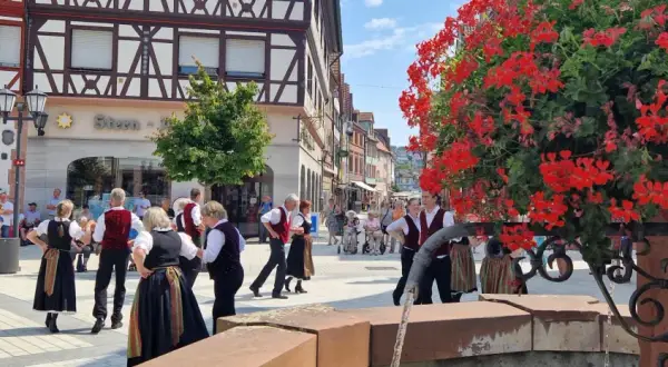 Tanzgruppe in Tracht belebt den Marktplatz. Ein Fest für die Sinne bei den Veranstaltungen heute Tauberbischofsheim.