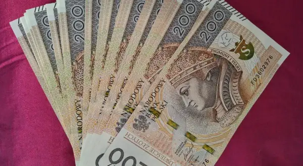 Stos banknotów po 200 zł. Taka kwota może być przeznaczona na amortyzację jednorazową.