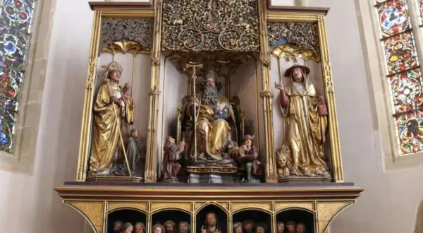 Der Isenheimer Altar in Colmar zeigt eine prächtige Skulpturengruppe mit Heiligenfiguren und Szenen aus dem Leben Christi.