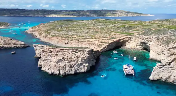 Malta czy warto? Błękitna Laguna na Gozo zachwyca turkusową wodą i skalistymi klifami. Idealne miejsce na rejs katamaranem.