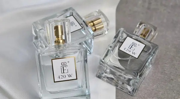 Eleganckie flakoniki perfum, które według mężczyzn są najseksowniejsze. Zapach, który przyciąga i uwodzi.
