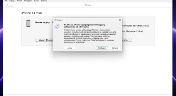 Komunikat w iTunes informuje o problemie z iPhone'em 13 mini, sugerując uaktualnienie lub odtworzenie, co jest kluczowe, jak odblokować iPhone w takiej sytuacji.