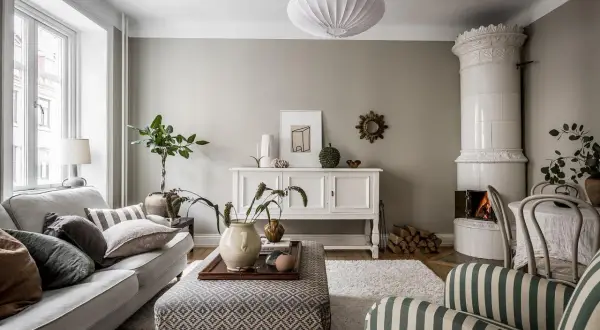 Salotto accogliente: come trasformare un mobile classico in moderno con dettagli chic e un tocco di natura.