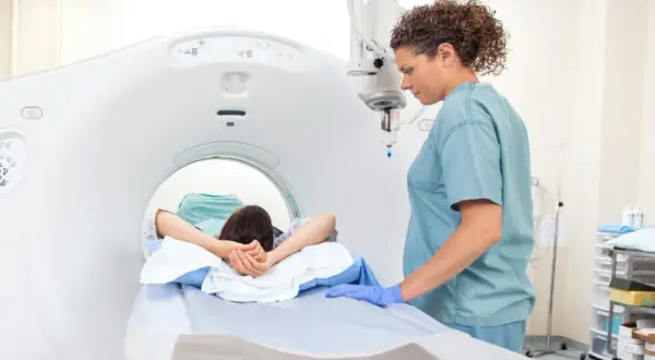 Co to jest badanie PET i jak wpływa na diagnozę nowotworów?