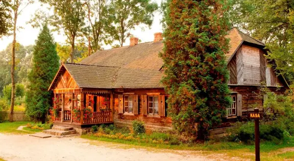 Skansen Kurpiowski Nowogród: Planuj wizytę! Atrakcje, historia, ceny