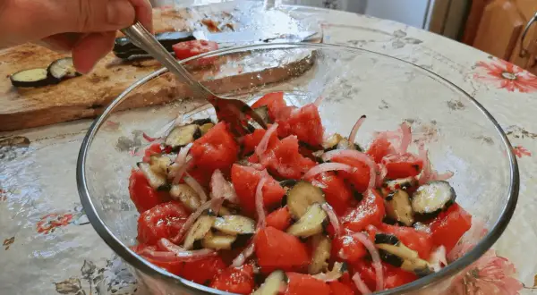 Pyszna sałatka z pomidorów i grillowanego bakłażana, idealna do letniego grilla.