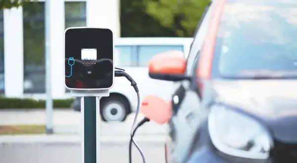 Ile trwa ładowanie samochodu elektrycznego? Wszystko, co musisz wiedzieć