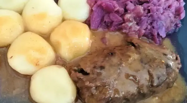 Rolada śląska w sosie, podana z kluskami śląskimi i czerwoną kapustą. Pyszny, tradycyjny obiad.