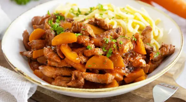 Herzhaftes Putengulasch mit Spätzle, ein köstliches Rezept für ein deftiges Essen.