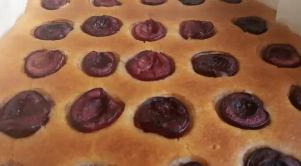 Puszyste ciasto z czereśniami, z widocznymi połówkami owoców zatopionymi w złocistym cieście. Idealne na letnie popołudnie.