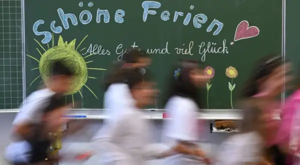 Schöne Ferien! Kinder eilen an einer Tafel vorbei, auf der Sonne, Blumen und ein Herz gemalt sind. Endlich sind die Sommerferien da!
