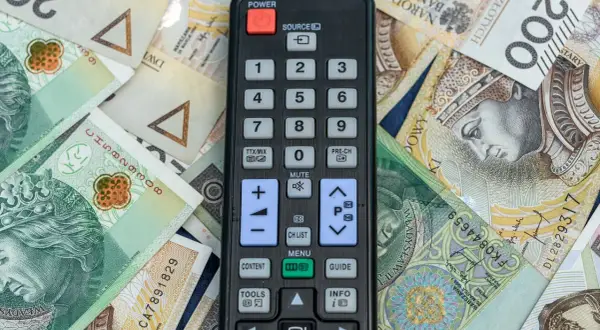 Pilot do telewizora leżący na polskich banknotach.