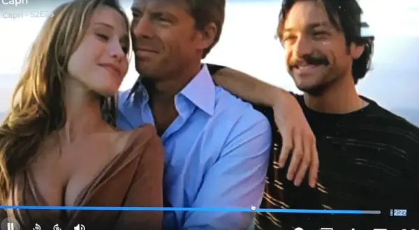 Il cast di Capri - S2E26: una donna bionda tra due uomini, uno con camicia azzurra, l'altro con maglia a righe.