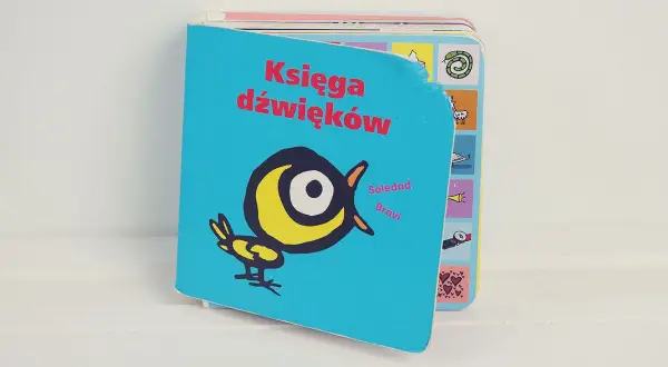 Książeczka "Księga dźwięków" z uroczym ptaszkiem to świetny pomysł, co czytać niemowlakowi. Kolorowe obrazki i dźwięki zachwycą malucha.