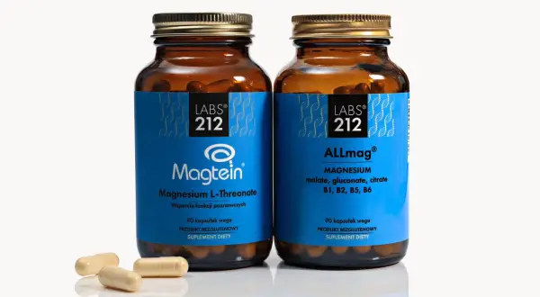 Dwie butelki suplementów diety z magnezem: Magtein (magnesium L-Threonate) i ALLmag. Obok leżą trzy kapsułki.