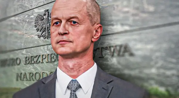 Mężczyzna w garniturze przed budynkiem z godłem Polski. Czy to precedens co to za instytucja?