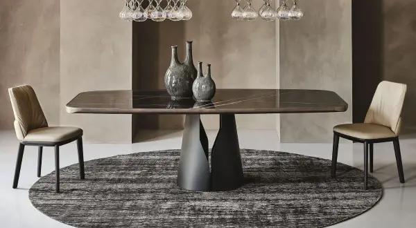 Tavolo rettangolare con base scultorea, due vasi decorativi e sedie eleganti. Ideale per chi cerca cosa mettere su un tavolo rettangolare.
