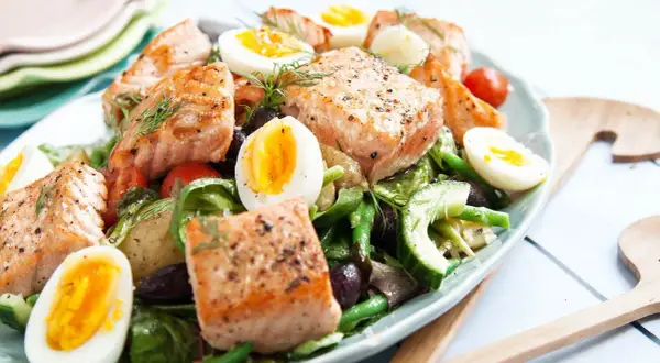 En härlig sallad nicoise med lax, ägg, gröna bönor och oliver. Perfekt för en lätt lunch.
