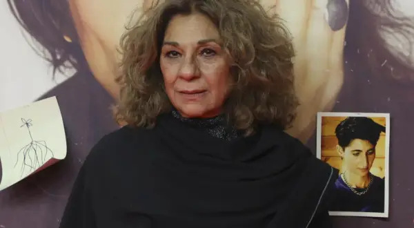 Lolita Flores, con su melena rizada y un chal negro, posa ante un cartel. ¿Qué edad tiene Lolita Flores?