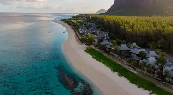 Rajska plaża z turkusową wodą i luksusowymi willami. Zastanawiasz się, ile się leci na Mauritius, by tu dotrzeć?