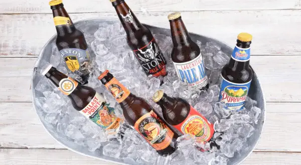 Secchio di birre in ghiaccio, tra cui una Stone IPA Pale Ale, Lagunitas Pale Ale e Ballast Point Sculpin.