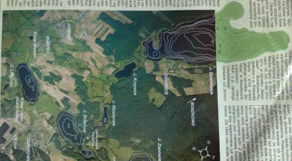 Mapa z zaznaczonym jeziorem Dominickim, kanałami i innymi jeziorami. Widać kontury dna, sugerujące obecność ryb.