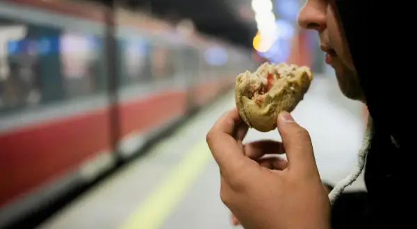Jak sprawdzić czy w pociągu jest wars i uniknąć głodu w podróży